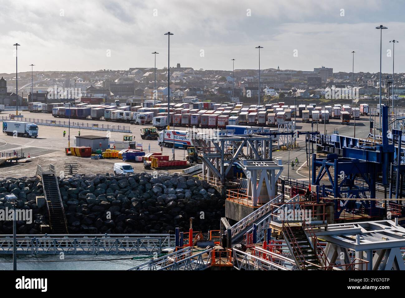 Camion e rimorchi a Holyhead Port, Galles del Nord, Regno Unito. Foto Stock