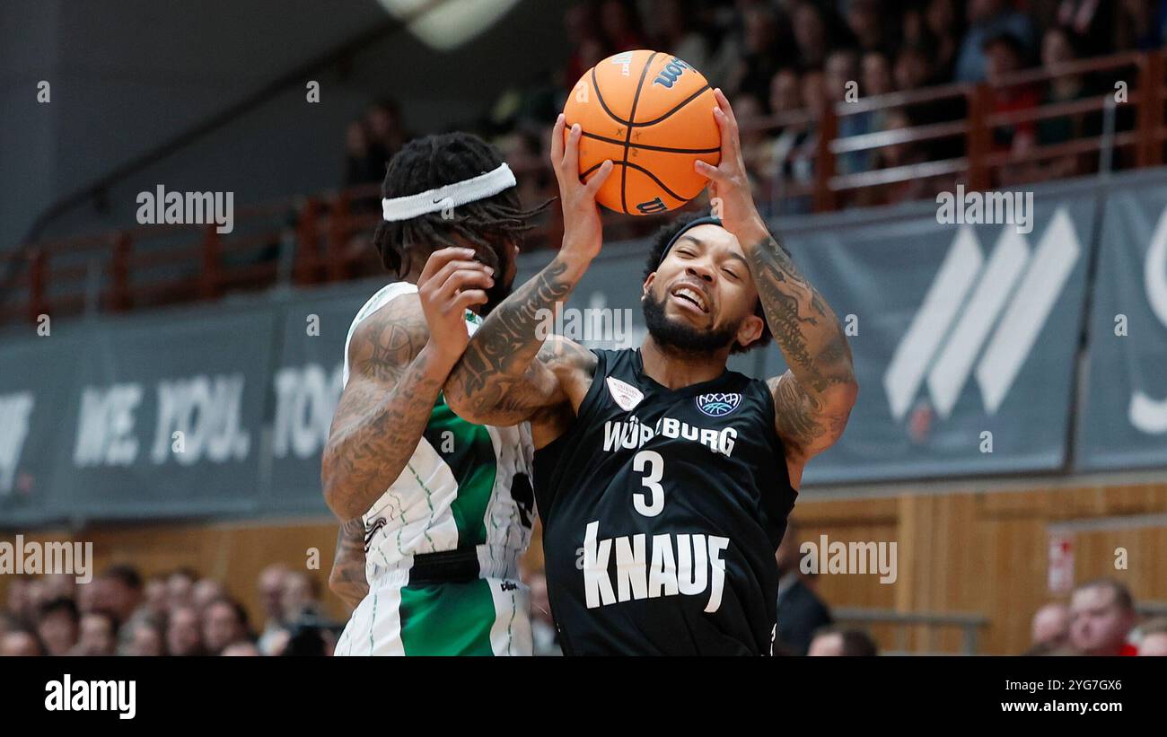 Wuerzburg, Germania. 6 novembre 2024. Im Bild: V.l. Ahmad Caver (Nanterre 92, 7) und Mike Davis Jr. (Wuerzburg Baskets, 3), 06.11.2024, Basketball Champions League, FIT One Wuerzburg Baskets - Nanterre 92, GER, Wuerzburg, tectake Arena. Credito: dpa/Alamy Live News Foto Stock
