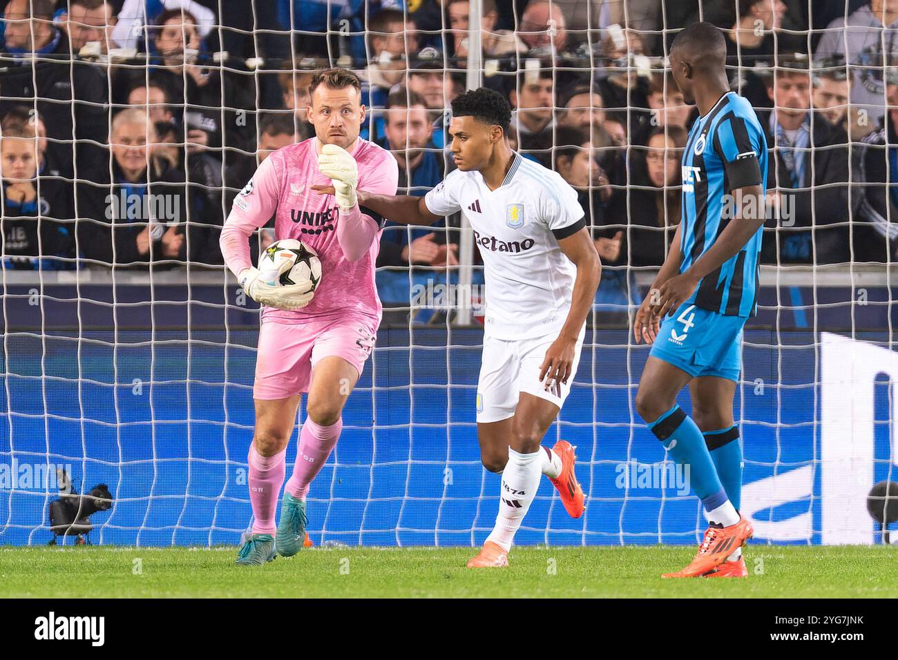 Bruges, Belgio. 6 novembre 2024. BRUGES, BELGIO - 6 NOVEMBRE: Simon Mignolet del Club Brugge KV e Ollie Watkins dell'Aston Villa FC durante la fase MD4 della UEFA Champions League 2024/25 tra il Club Brugge KV e l'Aston Villa FC a Jan Breydelstadion il 6 novembre 2024 a Bruges, Belgio. (Foto di Joris Verwijst/Orange Pictures) credito: Orange Pics BV/Alamy Live News Foto Stock