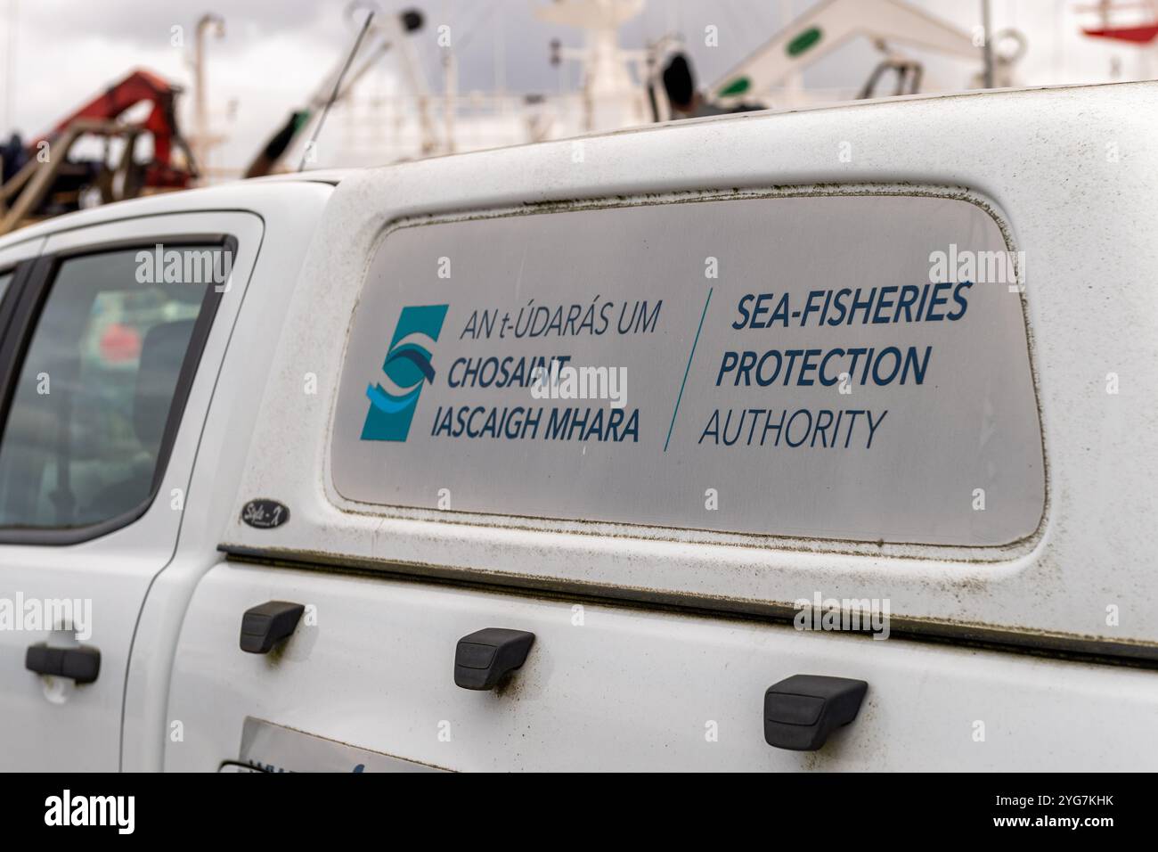 Veicolo dell'autorità per la protezione della pesca marittima parcheggiato a Castletownbere, West Cork, Irlanda. Foto Stock