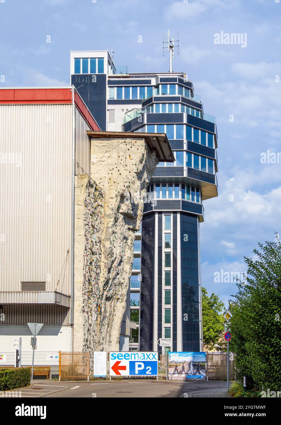 Radolfzell, Germania - 2 agosto 2024: Impianto di arrampicata Kletterwerk Radolfzell e un moderno hotel Aqua turm Foto Stock
