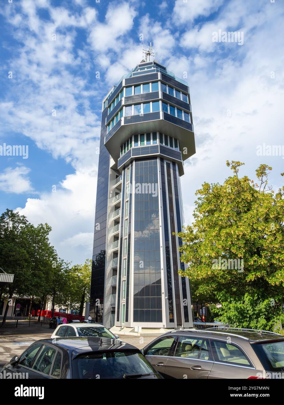 Radolfzell, Germania - 2 agosto 2024: L'Aqua turm Hotel è un hotel unico ed ecologico a Radolfzell am Bodensee, rinomato per il suo design distintivo Foto Stock