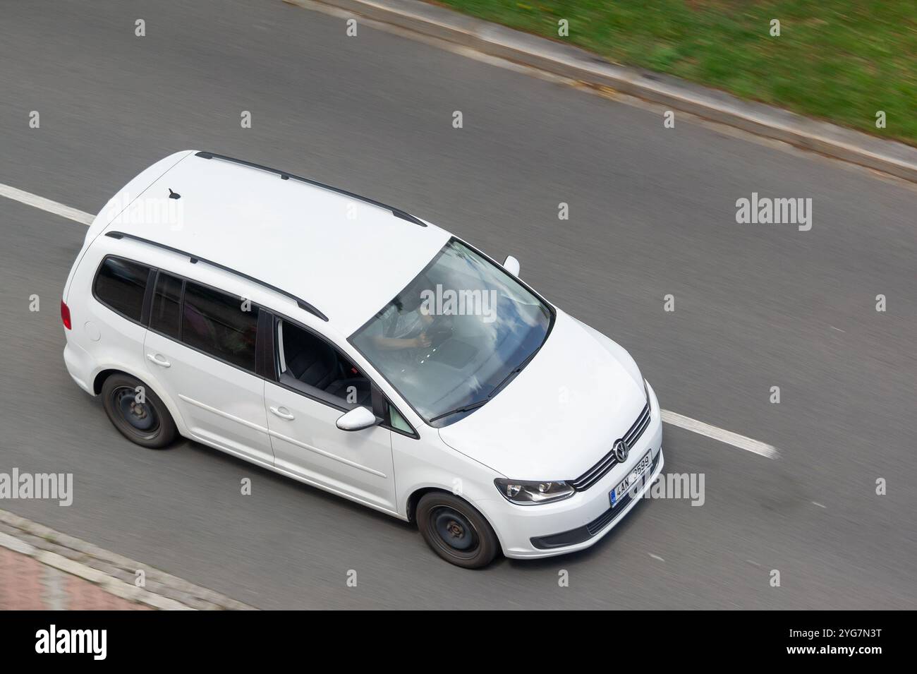 OSTRAVA, CZECHIA - 13 LUGLIO 2024: Volkswagen Touran bianca in monovolume dopo il secondo lifting con effetto motion blur Foto Stock