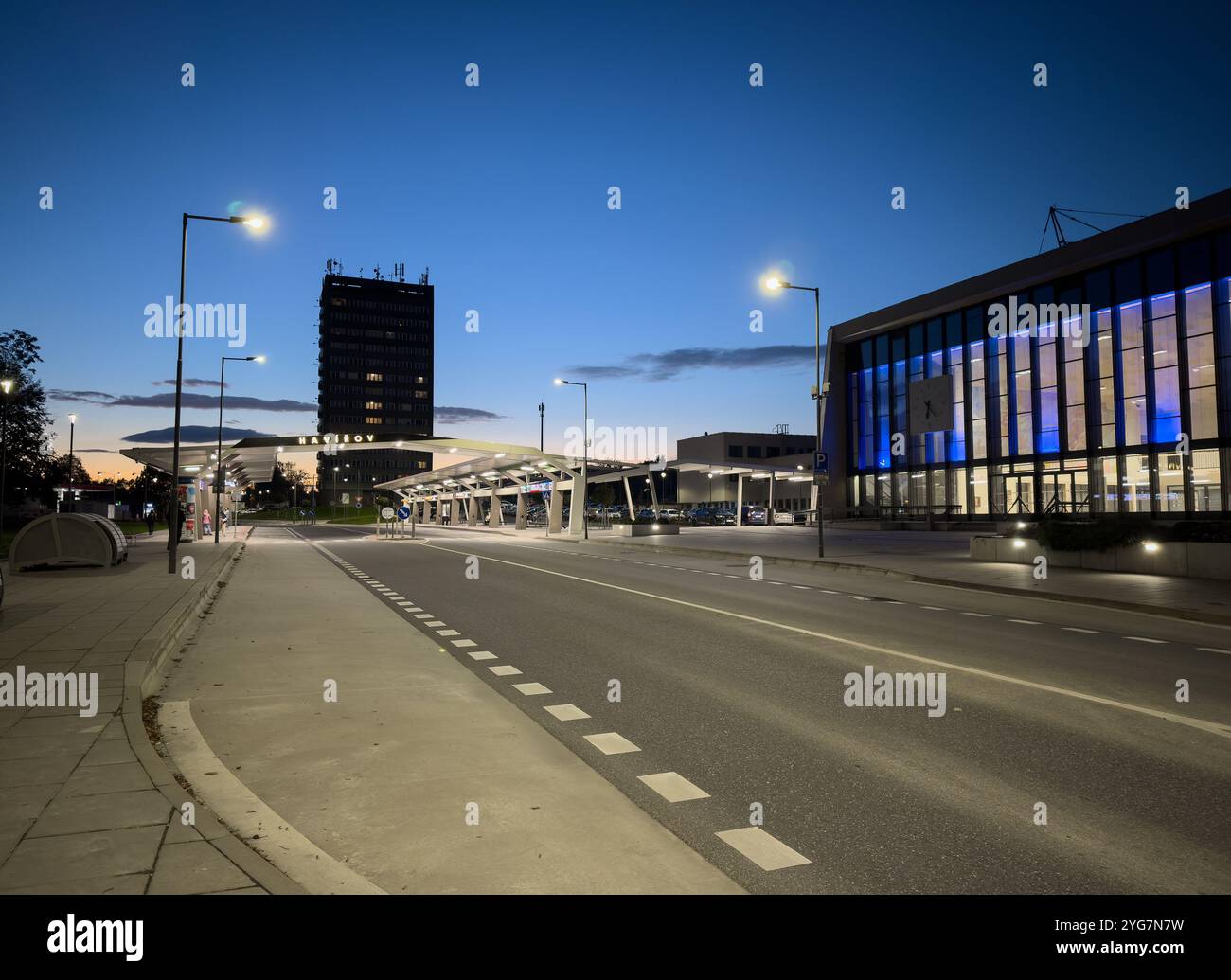 HAVIROV, REPUBBLICA CECA - 17 OTTOBRE 2024: Stazione ferroviaria di Havirov costruita in stile Bruxelles durante l'evasione o la notte Foto Stock