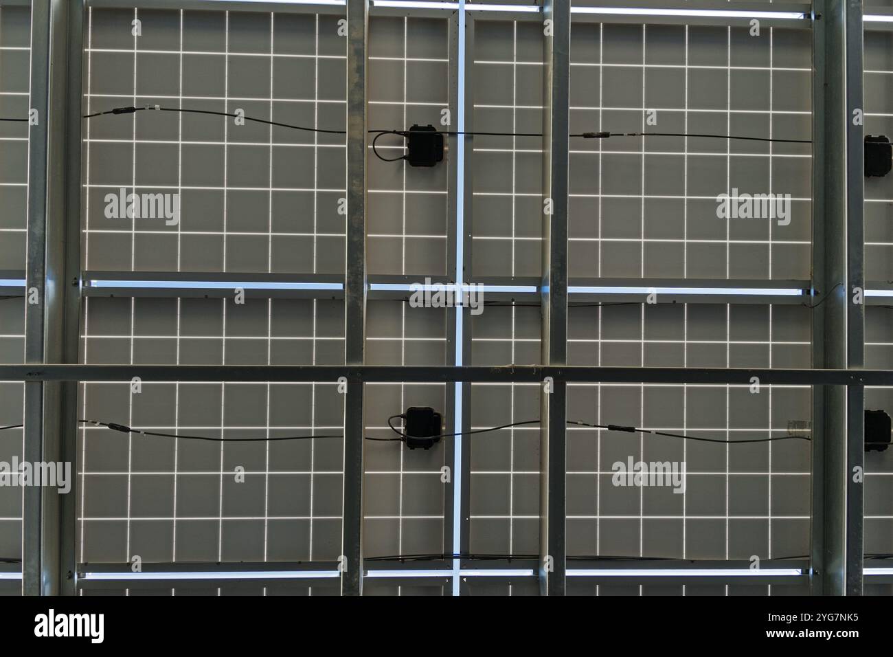 parte inferiore dell'array di pannelli solari fotovoltaici Foto Stock