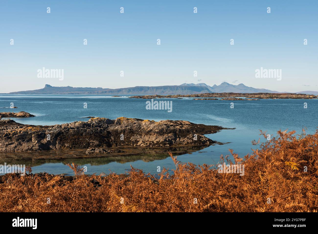 Vista da Arisiag sugli Arisaig Skerries fino a Eigg, Muck e Rum Foto Stock