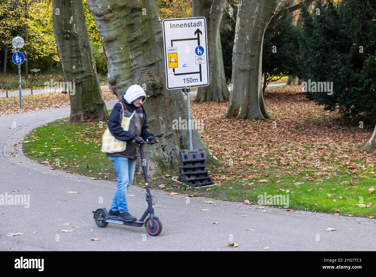 Sonderfahrstreifen für Elektro-Scooter im Oberen Schlossgarten a Stoccarda. Fußgänger und Radfahrer teilen sich eine n Fahrstreifen, Elektroroller haben eine eigene Spur. // 05.11.2024: Stoccarda, Baden-Württemberg, Deutschland *** corsia speciale per scooter elettrici nell'Oberer Schlossgarten di Stoccarda pedoni e ciclisti condividono una corsia, gli scooter elettrici hanno la propria corsia 05 11 2024 Stoccarda, Baden Württemberg, Germania Foto Stock