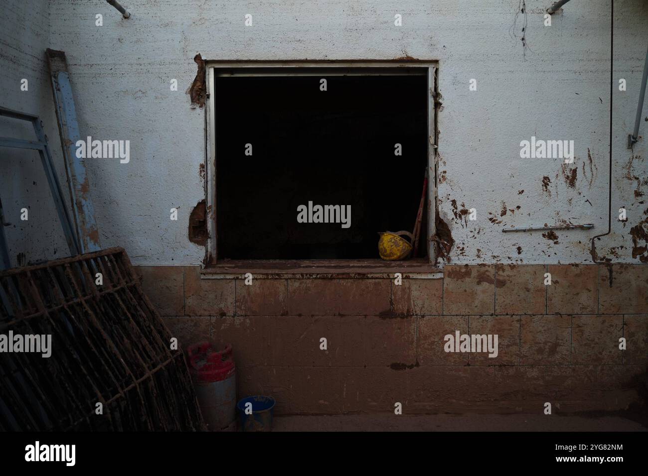 Utiel, Valencia. 6 novembre 2024. UTIEL NOVIEMBRE 06/2024 Un residente sgombra la sua residenza dopo un'alluvione a Utiel, Spagna, 6 novembre 2024. Le piogge torrenziali degli ultimi giorni hanno scatenato la peggiore inondazione spagnola degli ultimi decenni. I residenti di Utiel, una città colpita dal passaggio del DANA, stanno cercando di pulire le strade e le case colpite dalla grave inondazione causata dall'enorme ondata di fango che ha danneggiato automobili e case. Crediti: CORDON PRESS/Alamy Live News Foto Stock