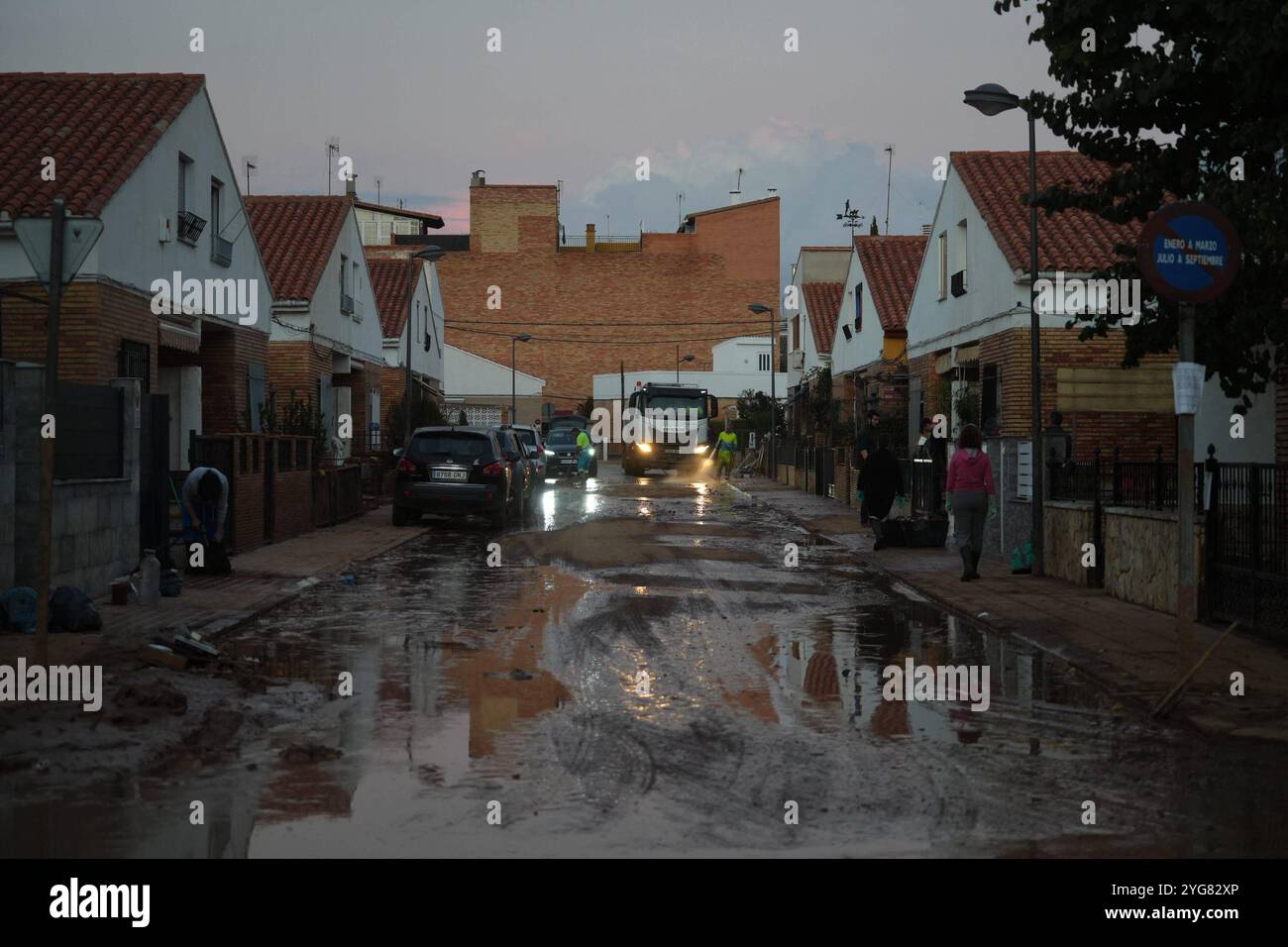 Utiel, Valencia. 6 novembre 2024. UTIEL NOVIEMBRE 06/2024 Un residente sgombra la sua residenza dopo un'alluvione a Utiel, Spagna, 6 novembre 2024. Le piogge torrenziali degli ultimi giorni hanno scatenato la peggiore inondazione spagnola degli ultimi decenni. I residenti di Utiel, una città colpita dal passaggio del DANA, stanno cercando di pulire le strade e le case colpite dalla grave inondazione causata dall'enorme ondata di fango che ha danneggiato automobili e case. Crediti: CORDON PRESS/Alamy Live News Foto Stock