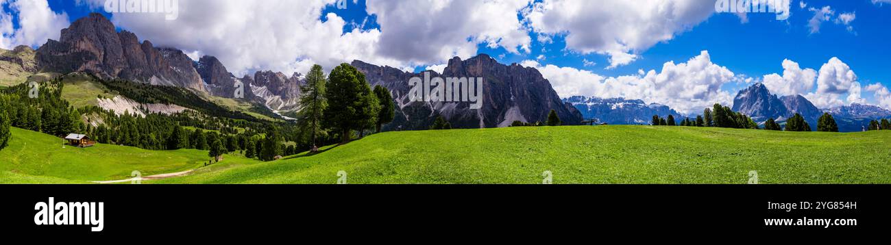 Panorama mozzafiato delle splendide Alpi Dolomiti, località sciistica della Val Gardena in alto Adige, nell'Italia settentrionale. Paesaggio alpino Foto Stock