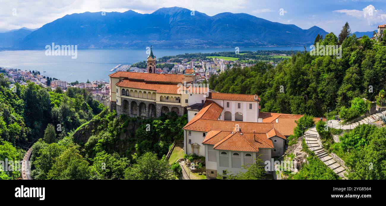 Viaggi e luoghi di interesse in Svizzera. Lago maggiore. Locarno comune in Ticino cantone italiano . Famosa chiesa del Sacro Monte Madonna del Sasso Foto Stock