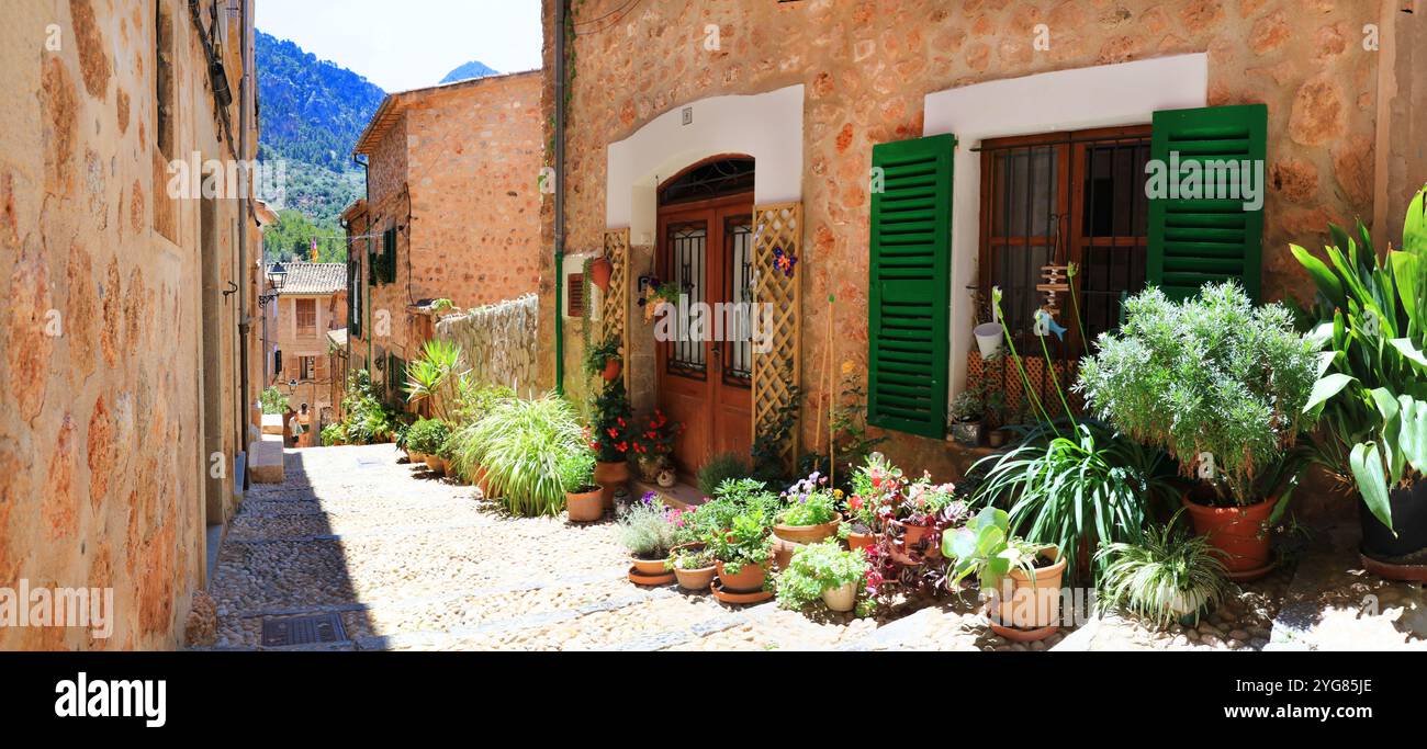 Isola di Maiorca (Maiorca) - villaggio tradizionale Fornalutx con affascinante decorazione floreale delle strade. Popolare attrazione turistica. Spagna, isole Baleari Foto Stock