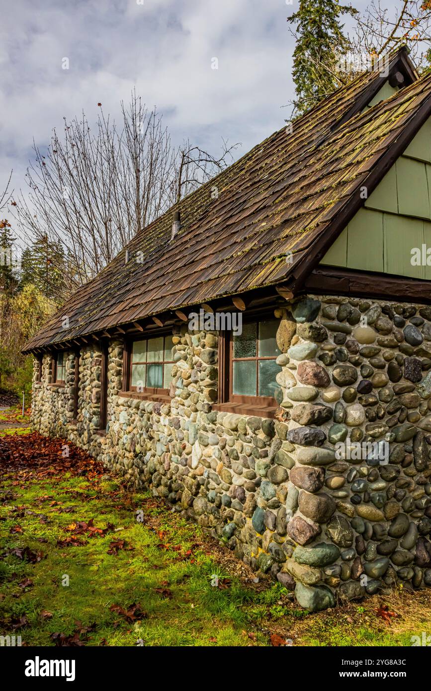 Edificio con servizi igienici costruito con materiali naturali in stile rustico del National Park Service nello Schafer State Park, nello stato di Washington, USA Foto Stock