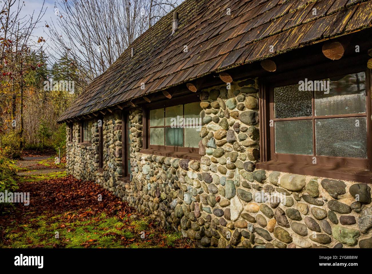 Edificio con servizi igienici costruito con materiali naturali in stile rustico del National Park Service nello Schafer State Park, nello stato di Washington, USA Foto Stock