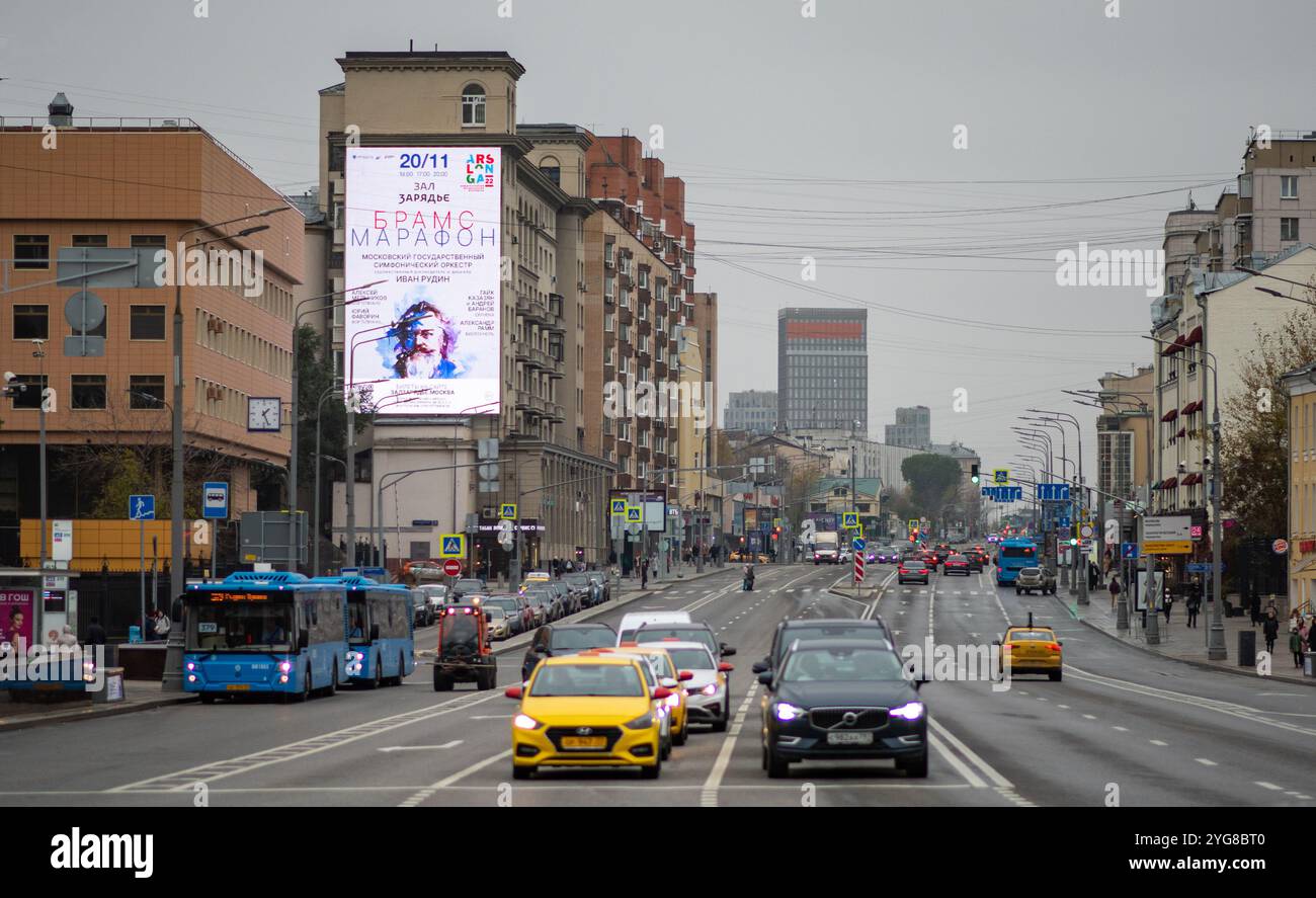 23 ottobre 2022, Mosca, Russia. Auto all'incrocio in via Krasnaya Presnya nella capitale russa. Foto Stock