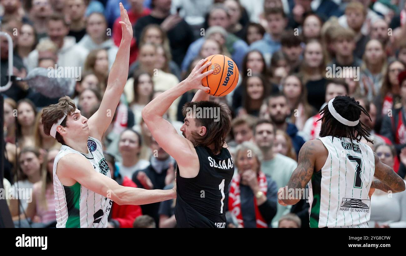 Wuerzburg, Germania. 6 novembre 2024. Im Bild: V.l. Roko Prkacin (Nanterre 92, 17), Zachary Seljaas (Wuerzburg Baskets, 1) und Ahmad Caver (Nanterre 92, 7), 06.11.2024, Basketball Champions League, FIT One Wuerzburg Baskets - Nanterre 92, GER, Wuerzburg, tectake Arena. Credito: dpa/Alamy Live News Foto Stock