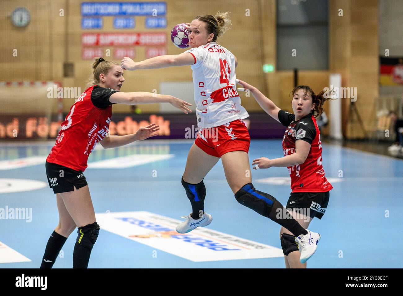 Bad Langensalza, Deutschland. 6 novembre 2024. Jenny Carlson (RM, HB Ludwigsburg, #42), Kathrin Pichelmeier (Rueckraum, Thueringer HC, #13), Natsuki Aizawa (Rueckraum, Thueringer HC, #23) GER, Thueringer HC gegen HB Ludwigsburg, Handball, Frauen, DHB-Pokal Viertelfinale, Spielzeit 2024/2025, 06.11.2024 foto: Eibner-Pressefoto/Martin Herbst credito: dpa/Alamy Live News Foto Stock