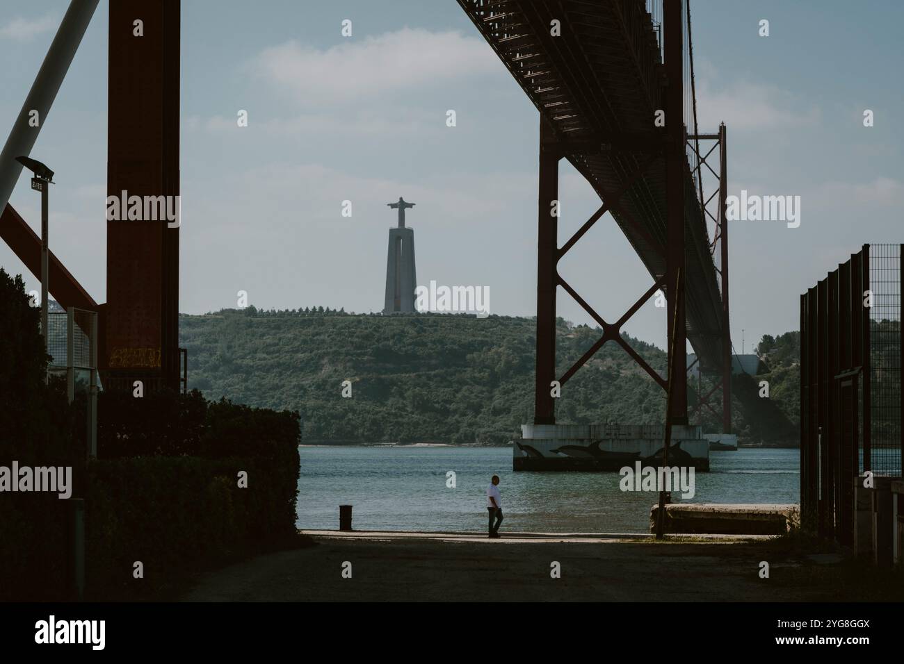 Il ponte sospeso del 25 de Abril del Portogallo che attraversa l'estuario del fiume Tago nella città di Lisbona e il santuario nazionale di Cristo Re, in Europa Foto Stock