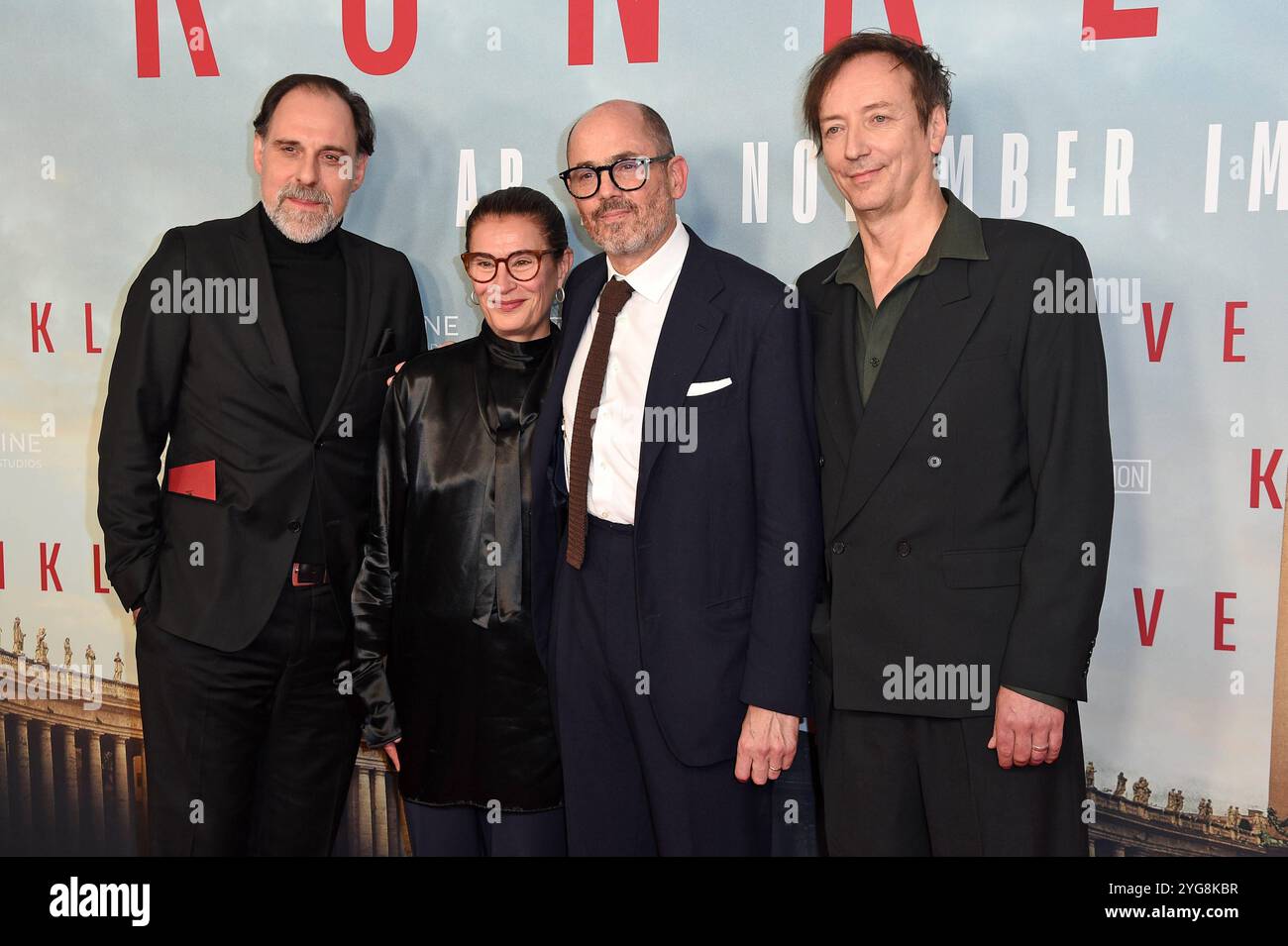 Thomas Loibl, Lisy Christl, Edward Berger, Volker Bertelmann bei der Deutschlandpremiere von KONKLAVE im Delphi Filmpalast a Berlino AM 06.11.2024 *** Thomas Loibl, Lisy Christl, Edward Berger, Volker Bertelmann alla prima tedesca di KONKLAVE al Delphi Filmpalast di Berlino il 06 11 2024 Foto Stock