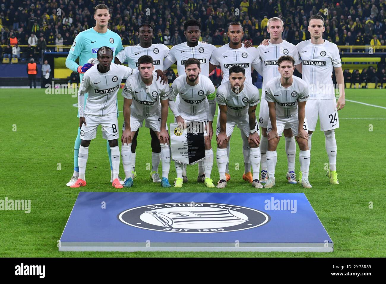 Dortmund, Germania. 5 novembre 2024. Fussball Champions League 4. Spieltag Borussia Dortmund - Sturm Graz am 05.11.2024 im Signal Iduna Park a Dortmund Mannschaftsfoto/Teamfoto SK Sturm Graz Hintere Reihe v.l.n.r.: Kjell Scheerpen ( Graz ) - Seedy Jatta ( Graz ) - Tochi Chukwuani ( Graz ) - Emanuel Aiwu ( Graz ) Malick Yalcouye ( Graz ) - Max Johnston ( Graz ) - Otar Kiteishvili ( Graz ) - Jusuf Gazibegovic ( Graz ) - William Boeving ( Graz ) foto: Revierfoto crediti: ddp media GmbH/Alamy Live News Foto Stock