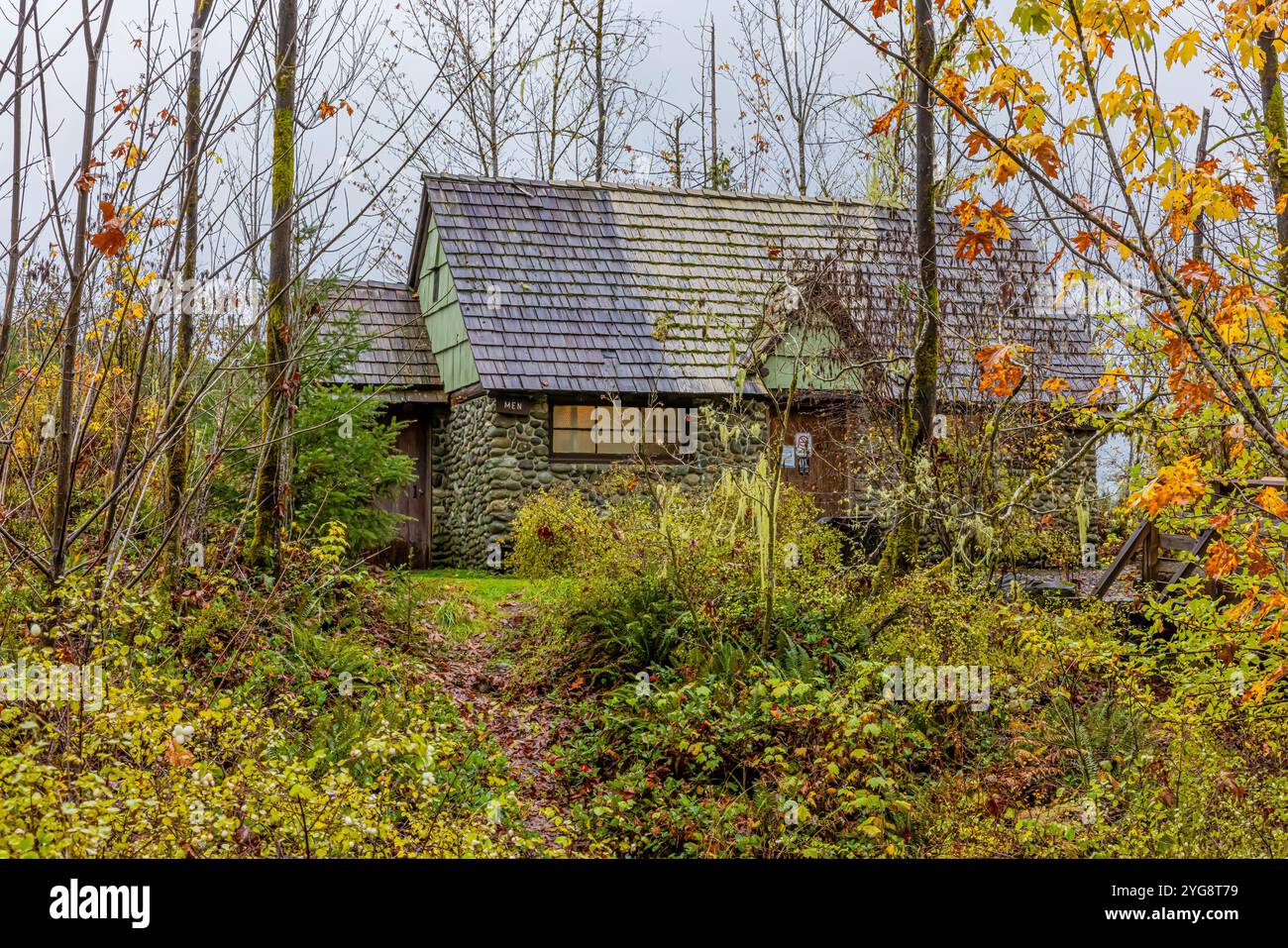 Edificio con servizi igienici costruito con materiali naturali in stile rustico del National Park Service nello Schafer State Park, nello stato di Washington, USA Foto Stock