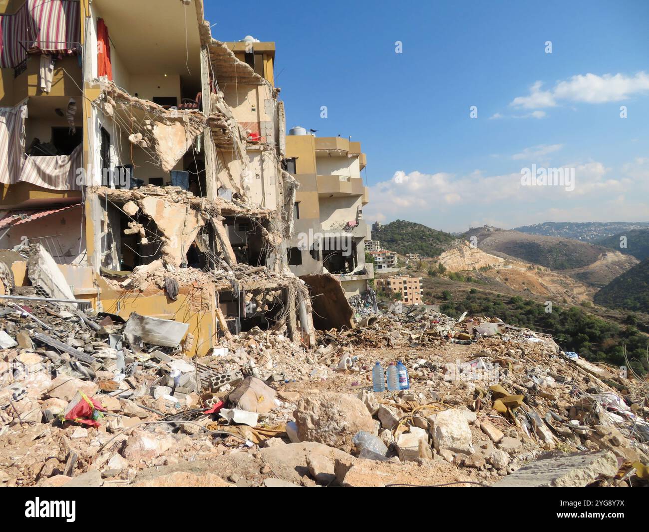 Saida, Libano. 6 novembre 2024. Rubbles a Barja, un villaggio vicino a Saida, Libano, il 6 novembre 2024. Un attacco aereo israeliano nella sera del 5 novembre, che ha colpito un miliziano di Hezbollah, ha causato 35 morti e diversi feriti in un unico edificio (fonte: Libanese Mnistry of Public Health). (Foto di Elisa Gestri/Sipa USA) credito: SIPA USA/Alamy Live News Foto Stock