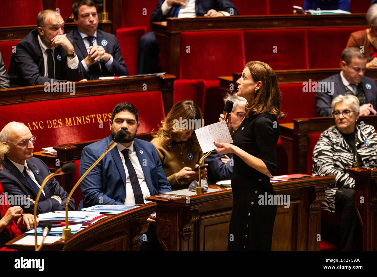 Charlotte Parmentier-Lecocq, ministro associato al ministro della solidarietà, dell'autonomia e dell'uguaglianza tra donne e uomini, responsabile per le persone con disabilità, interviene durante le interrogazioni alla sessione del governo in seno all'Assemblea nazionale. Una sessione settimanale di interrogatori sul governo francese si svolge nell'Assemblea Nazionale al Palais Bourbon, a Parigi. Foto Stock