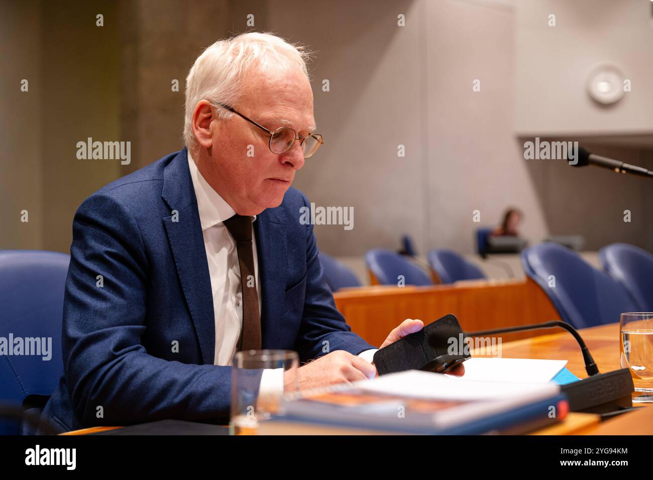 2024-02-01 Dutch Tweede Kamer Plenary Debate DEN HAAG, PAESI BASSI - 1 FEBBRAIO: Ministro dell'Agricoltura, della natura e della qualità alimentare Piet Adema durante il dibattito Plenario al Tweede Kamer il 1° febbraio 2024 a Den Haag, Paesi Bassi Den Haag Tweede Kamer Paesi Bassi contenuto non disponibile per la ridistribuzione nei Paesi Bassi direttamente o indirettamente tramite terzi. Copyright: XJohnxBeckmannx Foto Stock