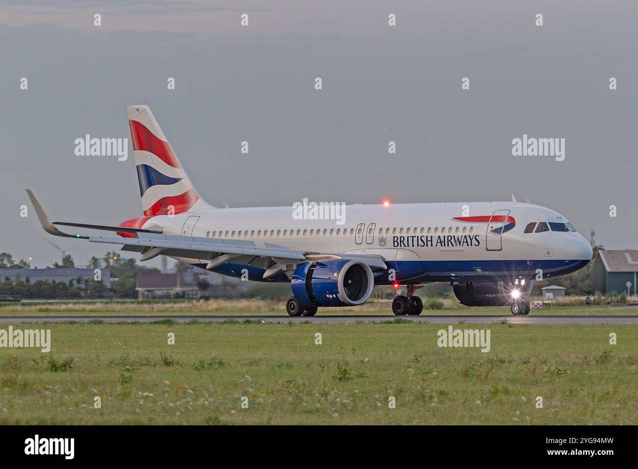 British Airways A320 atterra all'aeroporto Schipol di Amsterdam, Polderbaan, Paesi Bassi lunedì 10 luglio 2023 Foto Stock