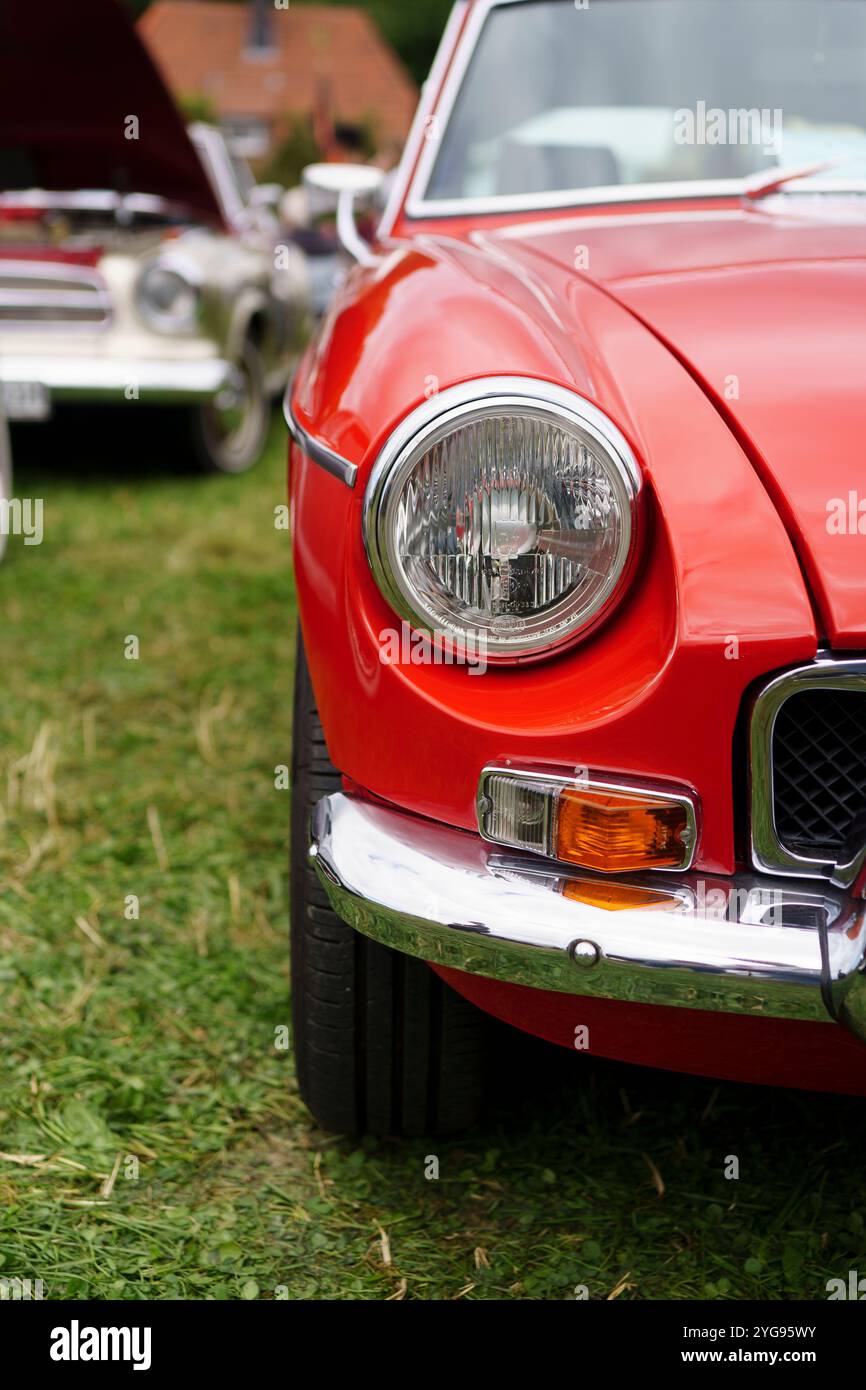 Iserlohn Gruermannscheide, NRW, Germania. 13 luglio 2024. Primo piano rosso vecchio MG MGB Foto Stock