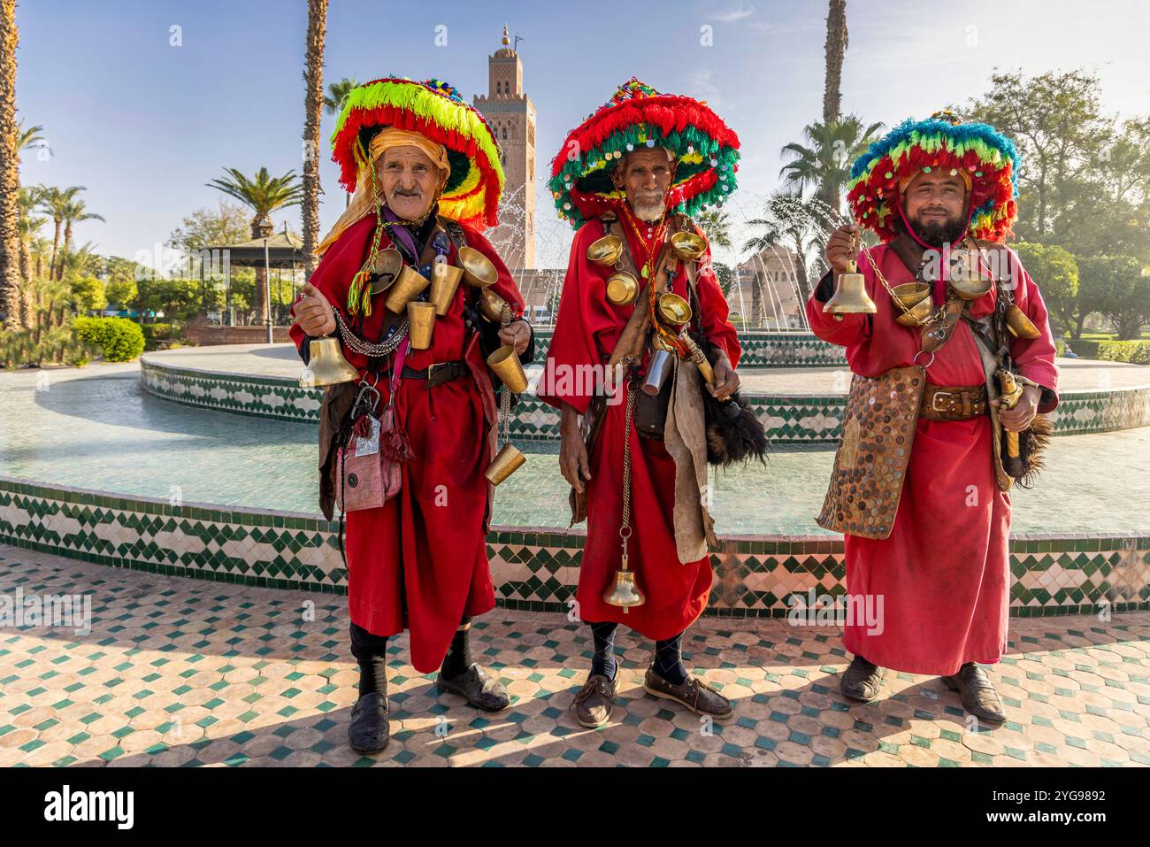 Marocco, Marrakech. Venditori d'acqua. (Solo per uso editoriale) Foto Stock