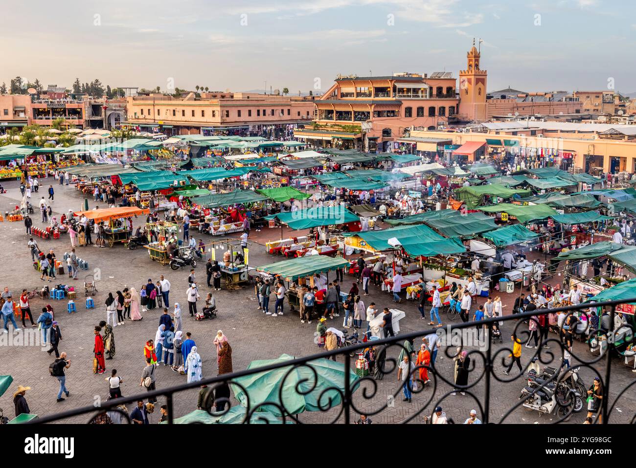 Marocco, Marrakech. Jemaa el-Fnaa, grande piazza aperta e mercato nella medina di Marrakech (città vecchia) Foto Stock