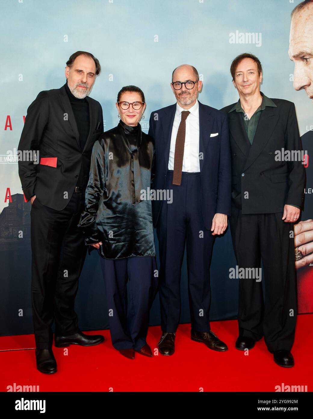 Anteprima - Konklave Thomas Loibl, Lisy Christl, Edward Berger und Volker Bertelmann bei der Deutschland Premiere zum Kinofilm Konklave im Delphi-Filmpalast AM 06.11.2024 a Berlino. *** Premiere Konklave Thomas Loibl, Lisy Christl, Edward Berger e Volker Bertelmann alla prima tedesca del film Konklave a Delphi Filmpalast il 06 11 2024 a Berlino Copyright: XEventpressxKochanx Foto Stock