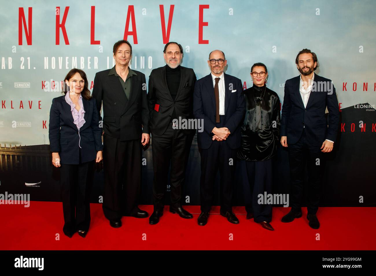 Anteprima - Konklave Jasna Vavra, Volker Bertelmann, Thomas Loibl, Edward Berger, Lisy Christl und Quirin Berg bei der Deutschland Premiere zum Kinofilm Konklave im Delphi-Filmpalast AM 06.11.2024 a Berlino. *** Premiere Konklave Jasna Vavra, Volker Bertelmann, Thomas Loibl, Edward Berger, Lisy Christl e Quirin Berg alla prima tedesca del film Konklave a Delphi Filmpalast il 06 11 2024 a Berlino Copyright: XEventpressxKochanx Foto Stock