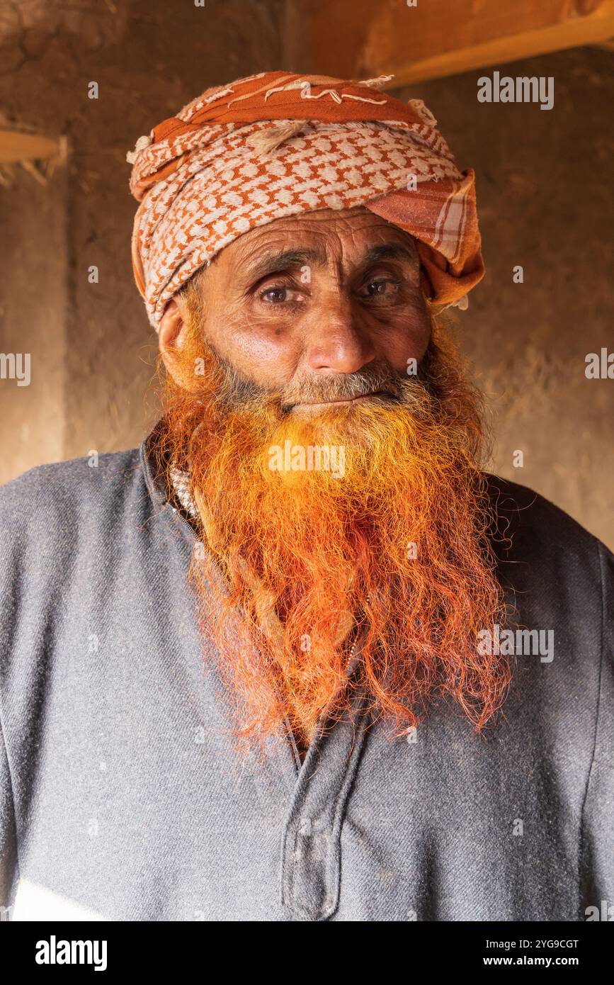 Khan Sahib Tehsil, Jammu e Kashmir, India. Uomo con una barba tinto all'henné rosso in un villaggio. Foto Stock