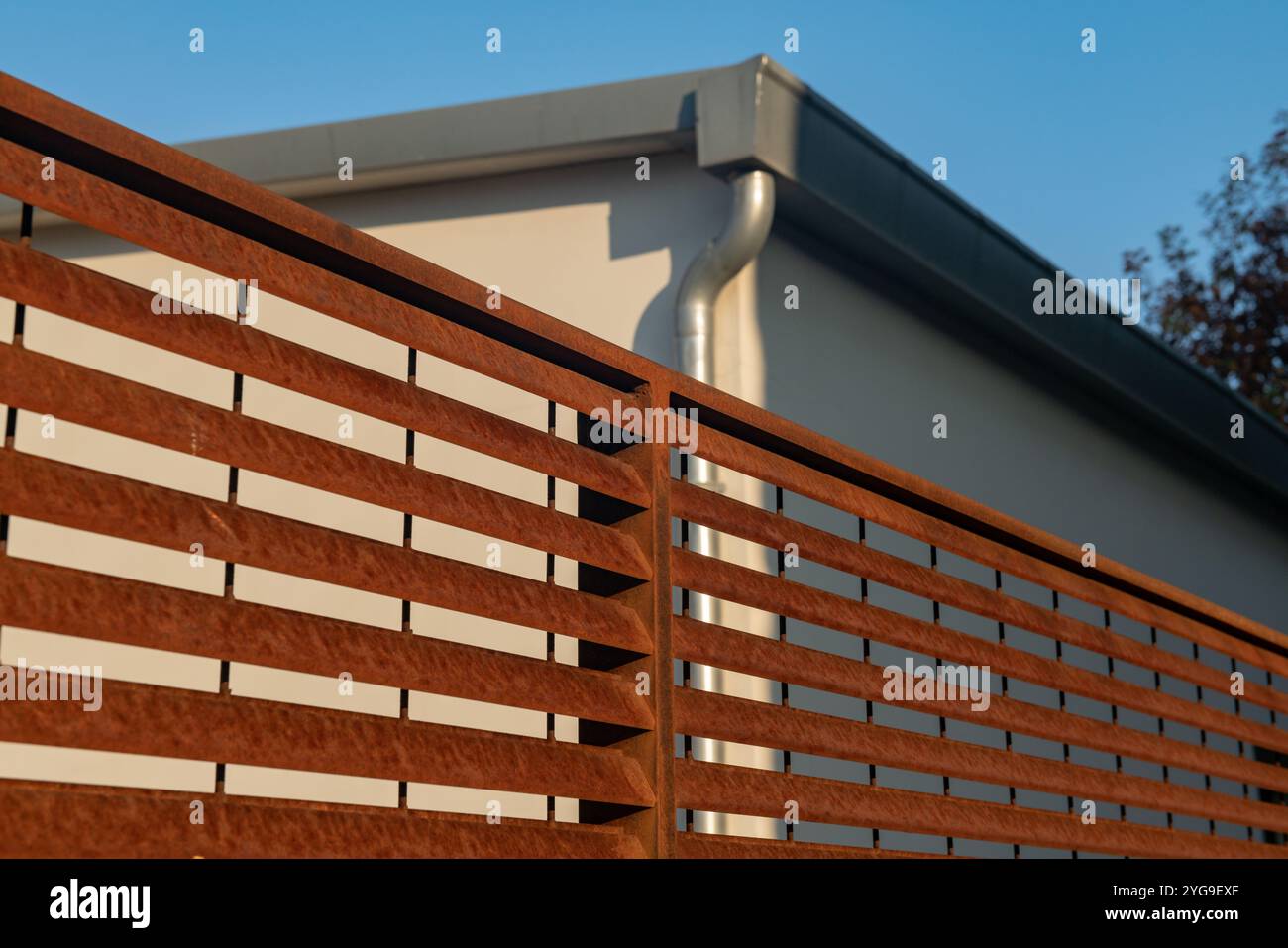 griglia in acciaio corten, adatta per progetti di architettura contemporanea, per design industriale e resistenza agli agenti atmosferici. esempio di un moderno d Foto Stock