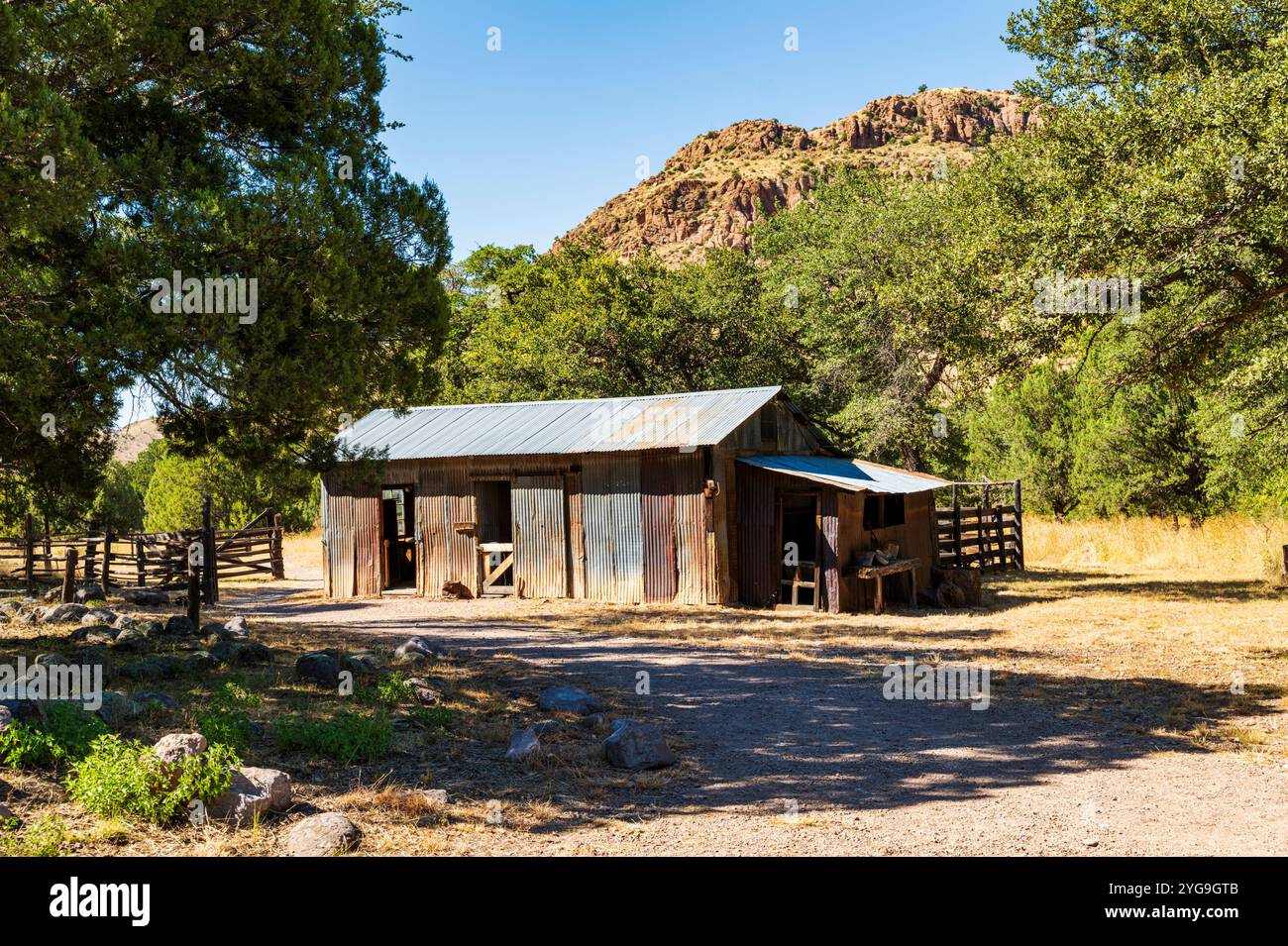 Vecchio capannone agricolo con lati metallici; storico Faraway Ranch; Chiricahua National Monument; Arizona; Stati Uniti Foto Stock