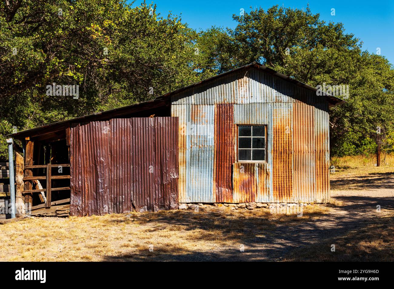 Vecchio capannone agricolo con lati metallici; storico Faraway Ranch; Chiricahua National Monument; Arizona; Stati Uniti Foto Stock