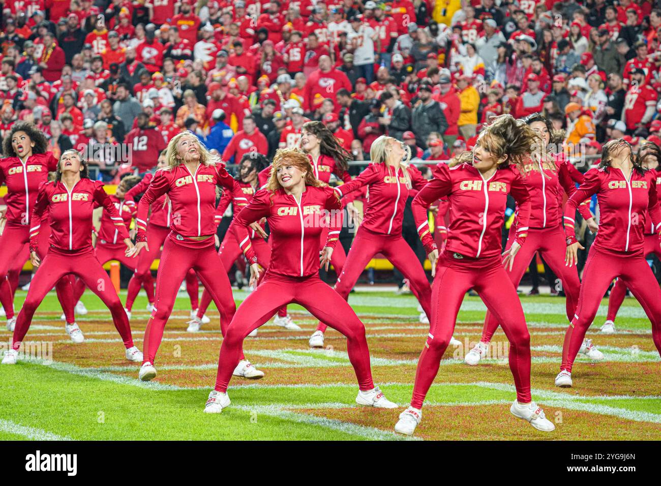 Kansas City, Missouri, Stati Uniti, 4 novembre 2024, cheerleaders dei Kansas City Chiefs al GEHA Field Arrowhead Stadium. (Foto: Marty Jean-Louis/Alamy Live News Foto Stock