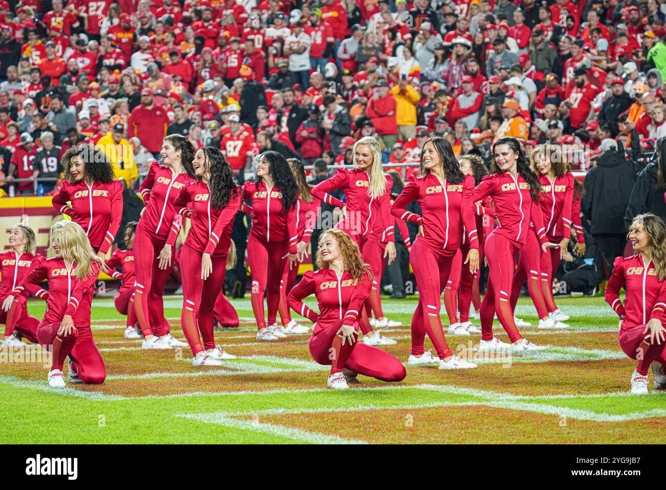 Kansas City, Missouri, Stati Uniti, 4 novembre 2024, cheerleaders dei Kansas City Chiefs al GEHA Field Arrowhead Stadium. (Foto: Marty Jean-Louis/Alamy Live News Foto Stock