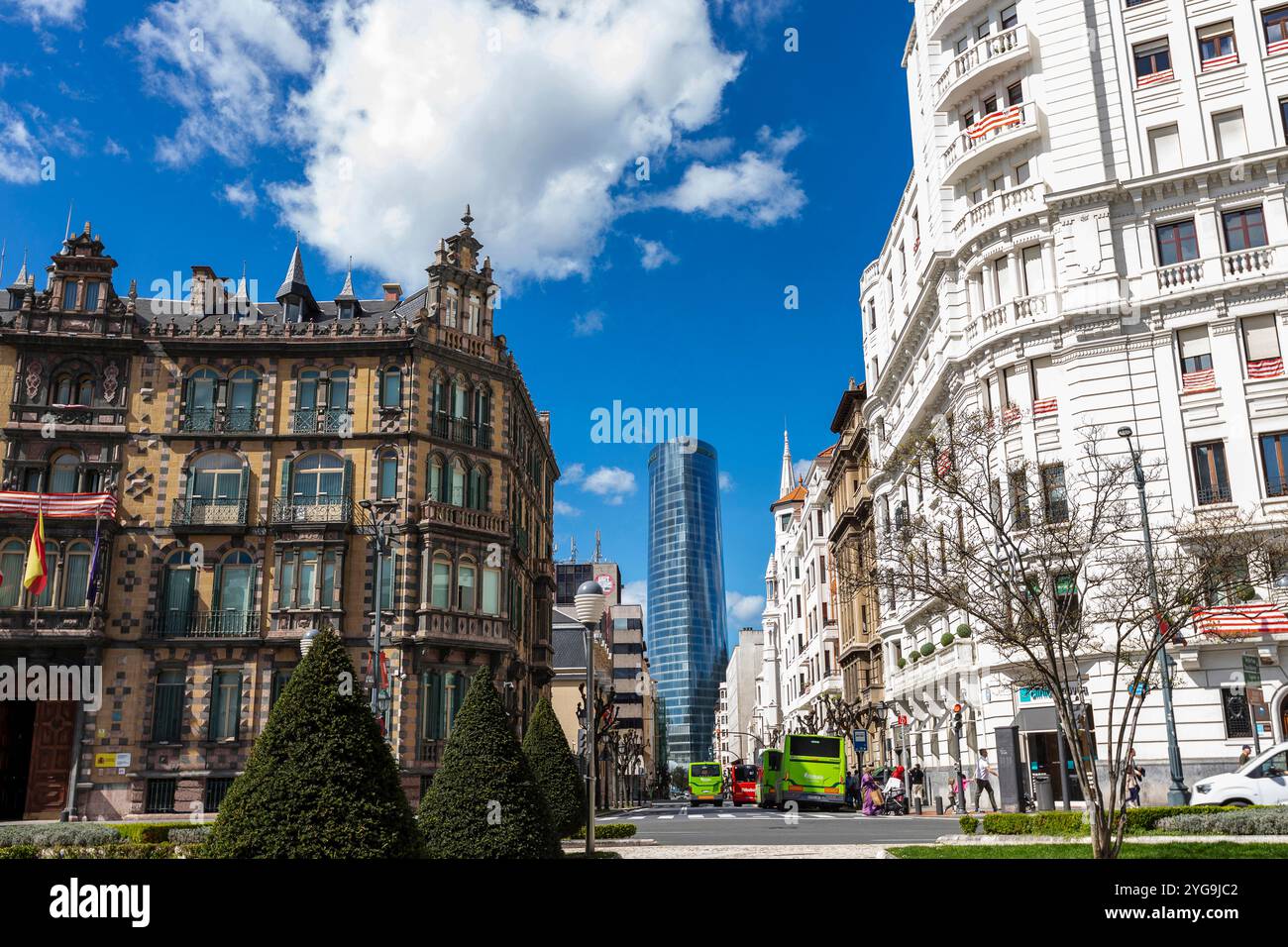 Bilbao, Paesi Baschi, Spagna - 3 aprile 2024 - sede centrale di Torre Iberdrola vista da Plaza de Federico Moyua o Plaza Elíptica con Chavarri pala Foto Stock