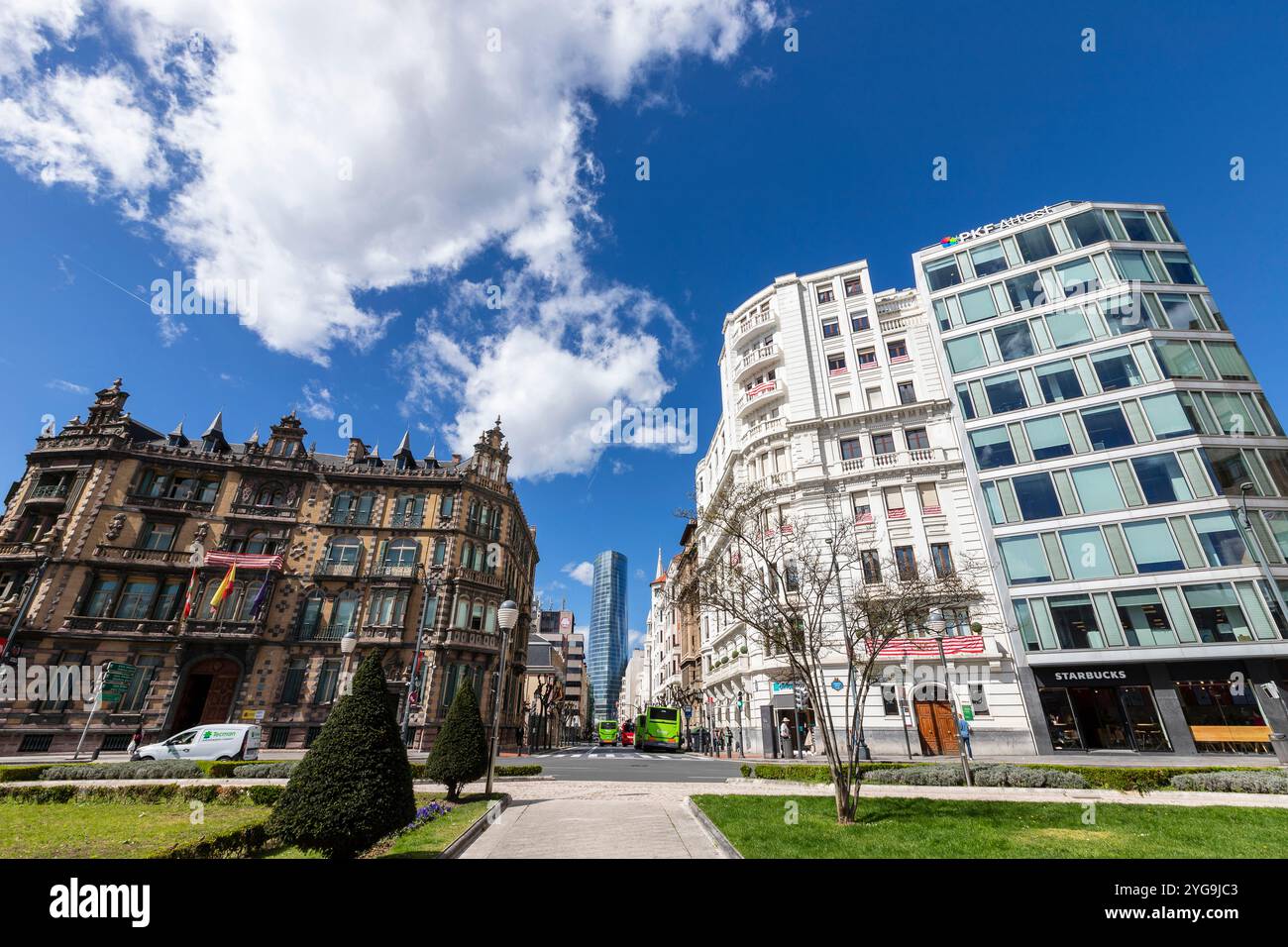 Bilbao, Paesi Baschi, Spagna - 3 aprile 2024 - sede centrale di Torre Iberdrola vista da Plaza de Federico Moyua o Plaza Elíptica con Chavarri pala Foto Stock