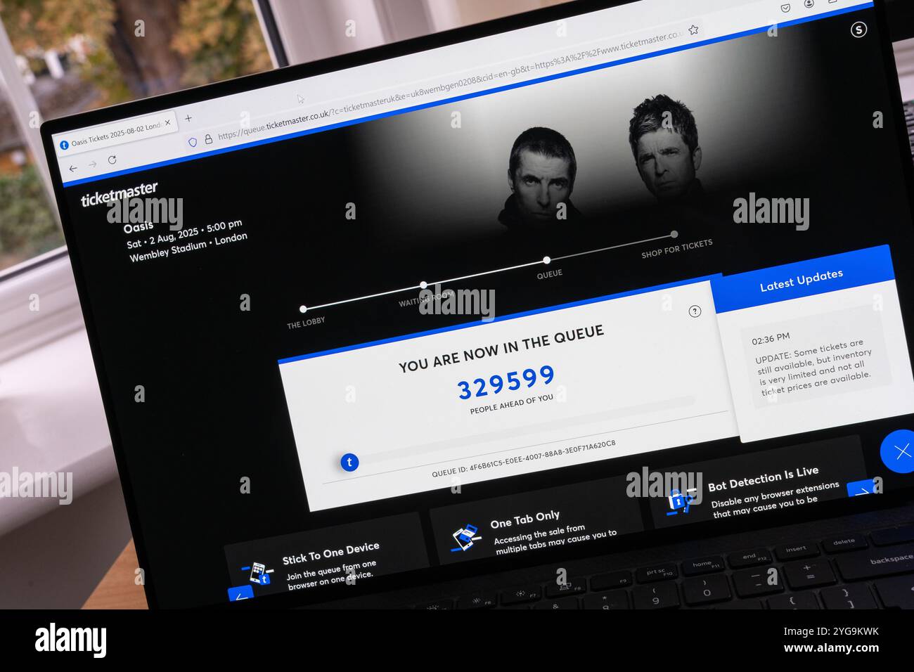 I biglietti Oasis UK 2025 Tour sono stati messi in vendita il 31 agosto 2024, con molti fan che non sono riusciti a ottenere i biglietti nonostante i lunghi tempi di attesa nelle code online Foto Stock