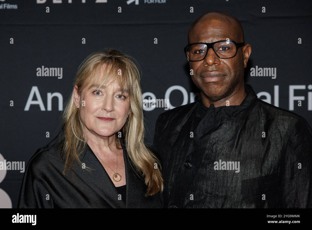 Paesi Bassi, 2024-11-06 18:28:13 NLD/Amsterdam/20241106 - proiezione dell'Apple Original Film 'Blitz' all'Eye Film Museum alla presenza del regista Steve McQueen. Proiezione dell'Apple Original Film "Blitz" all'Eye Film Museum alla presenza del regista Steve McQueen. Nella foto: Steve McQueen e sua moglie Bianca StigterPhotographer: NL Beeld / ArjoFrank fotografie Credit: NL Beeld / Arjo Frank Foto Stock