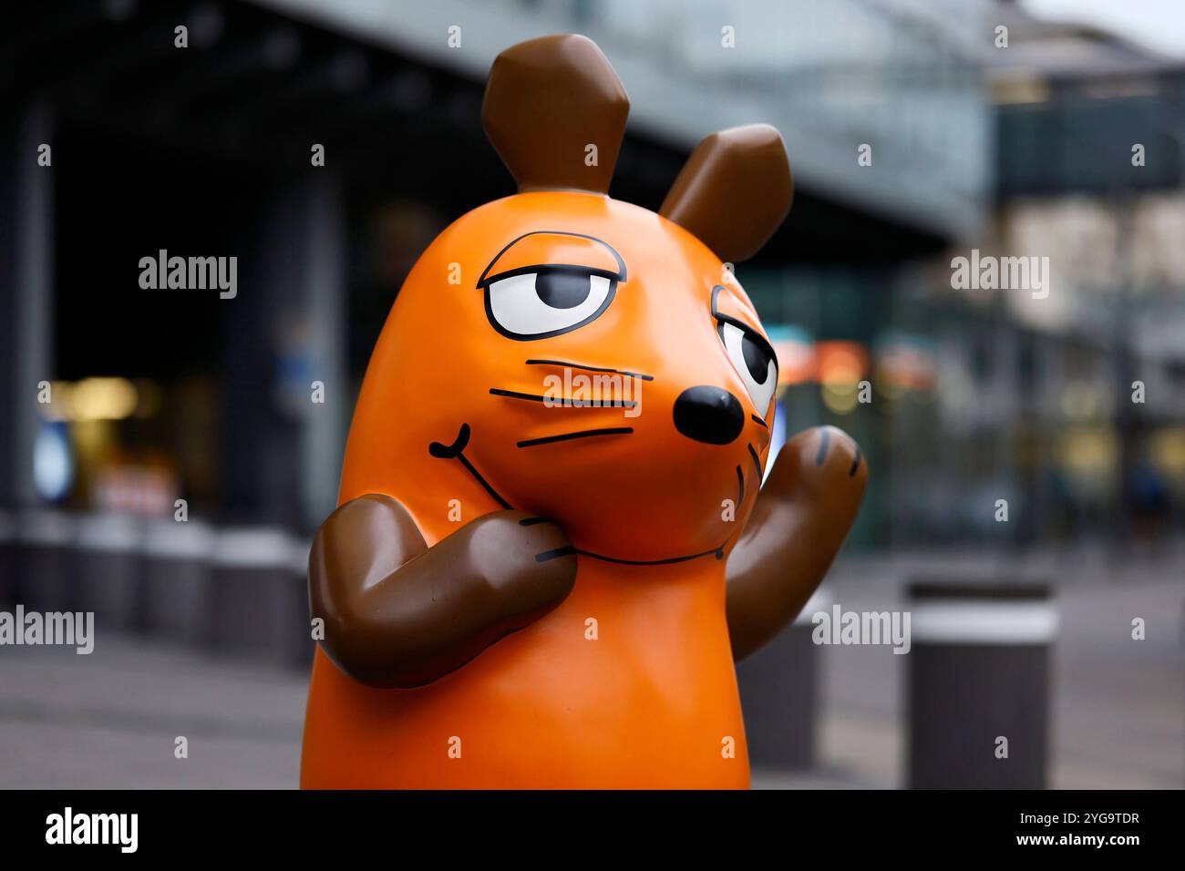 DAS bekannte Denkmal für die Sendung mit der Maus vor dem Gebäude des Westdeutschen Rundfunks. Die Skulptur wurde zwischenzeitlich dieses Jahr von Aktivisten von Campact nach Mainz entführt, um gegen Kürzungen bei ARD und ZDF zu demonstrieren. Themenbild, Symbolbild Köln, 05.11.2024 NRW Deutschland *** il famoso monumento a Die Sendung mit der Maus di fronte all'edificio Westdeutscher Rundfunk la scultura è stata temporaneamente portata a Magonza quest'anno dagli attivisti Campact per dimostrare contro i tagli all'immagine a tema ARD e ZDF, immagine simbolica Colonia, 05 11 2024 NRW Germania Copyright: XChri Foto Stock