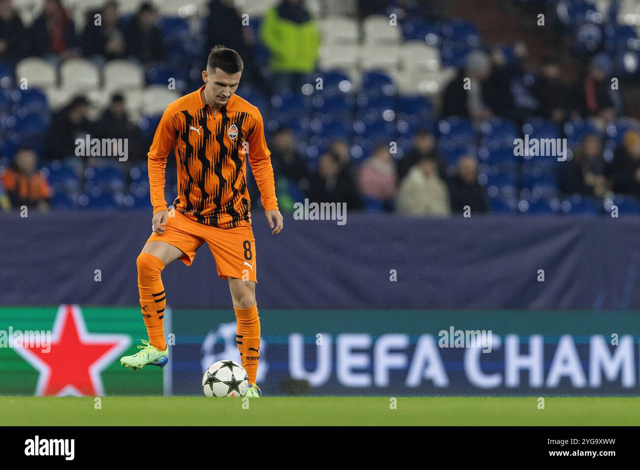 Gelsenkirchen, Germania. 6 novembre 2024. 8 beim Aufw?rmen. UEFA Champions League: FC Shakhtar Donetsk - BSC Young Boys; Arena AufSchalke, Gelsenkirchen; 06.11.2024 crediti: dpa/Alamy Live News Foto Stock