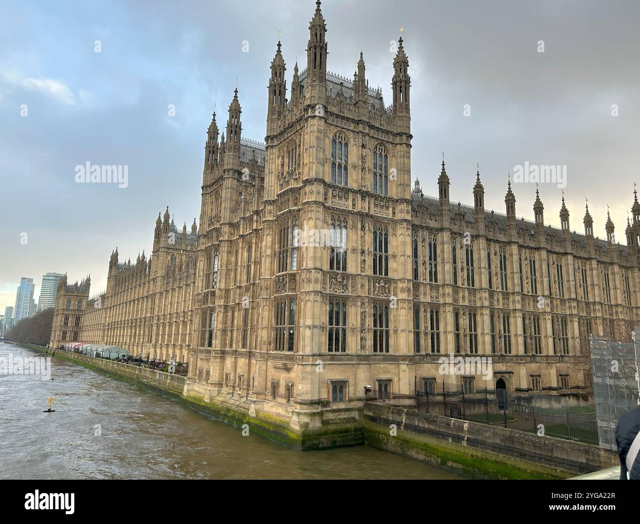 L'immagine mostra il Palazzo di Westminster, un iconico edificio in stile neogotico situato sulle rive del Tamigi a Londra, Regno Unito. Questo significativo - Immagine stock catturata con smartphone