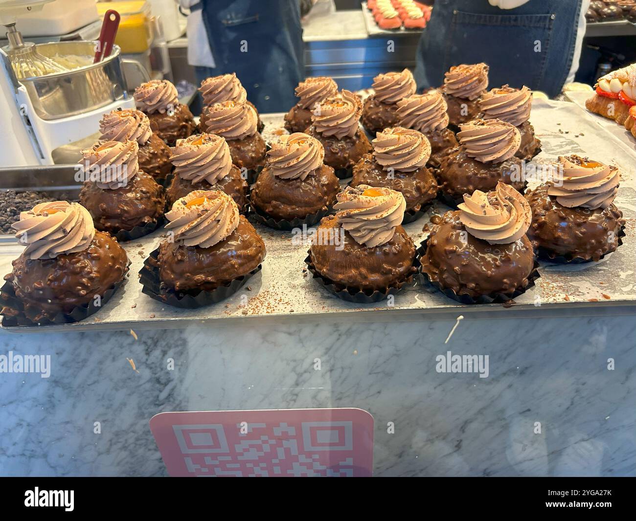 Queste etichette catturano l'essenza di un'allettante pasticceria al cioccolato con varie forme di bontà del cioccolato - Immagine stock catturata con smartphone