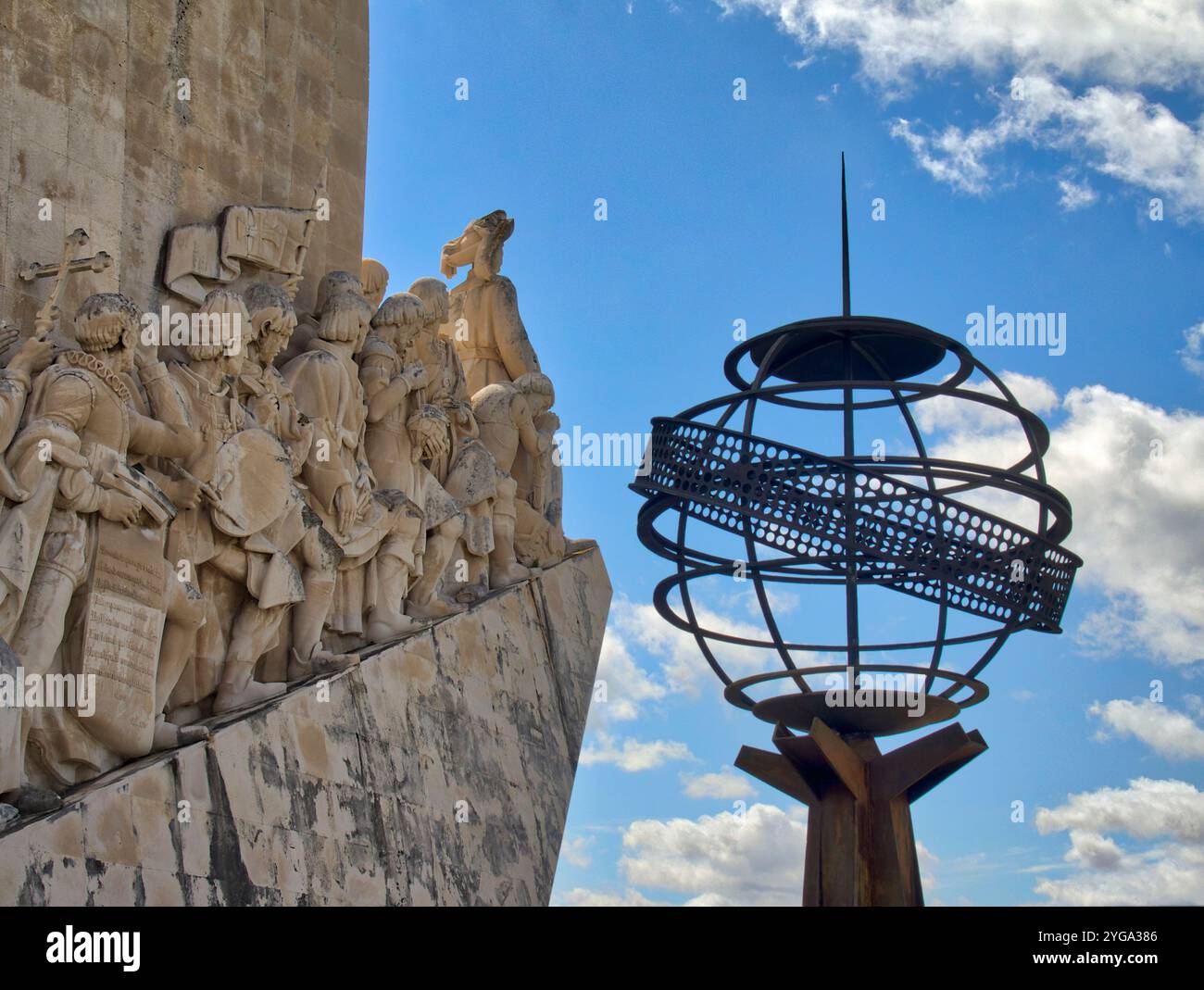 Portogallo, Lisbona. Primo piano del Monumento delle scoperte incisioni dei primi navigatori e una scultura a globo di metallo molto alta. Foto Stock