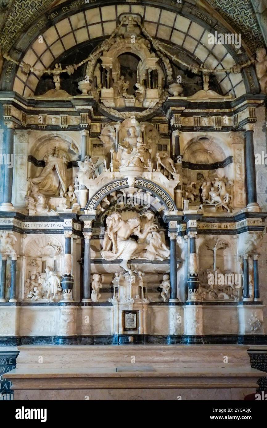 Sintra, Portogallo. Palácio da pena. Il Dio greco, Tritone controlla la porta d'ingresso al palazzo. Il castello e il monastero furono costruiti alla fine degli anni '1400 e. Foto Stock